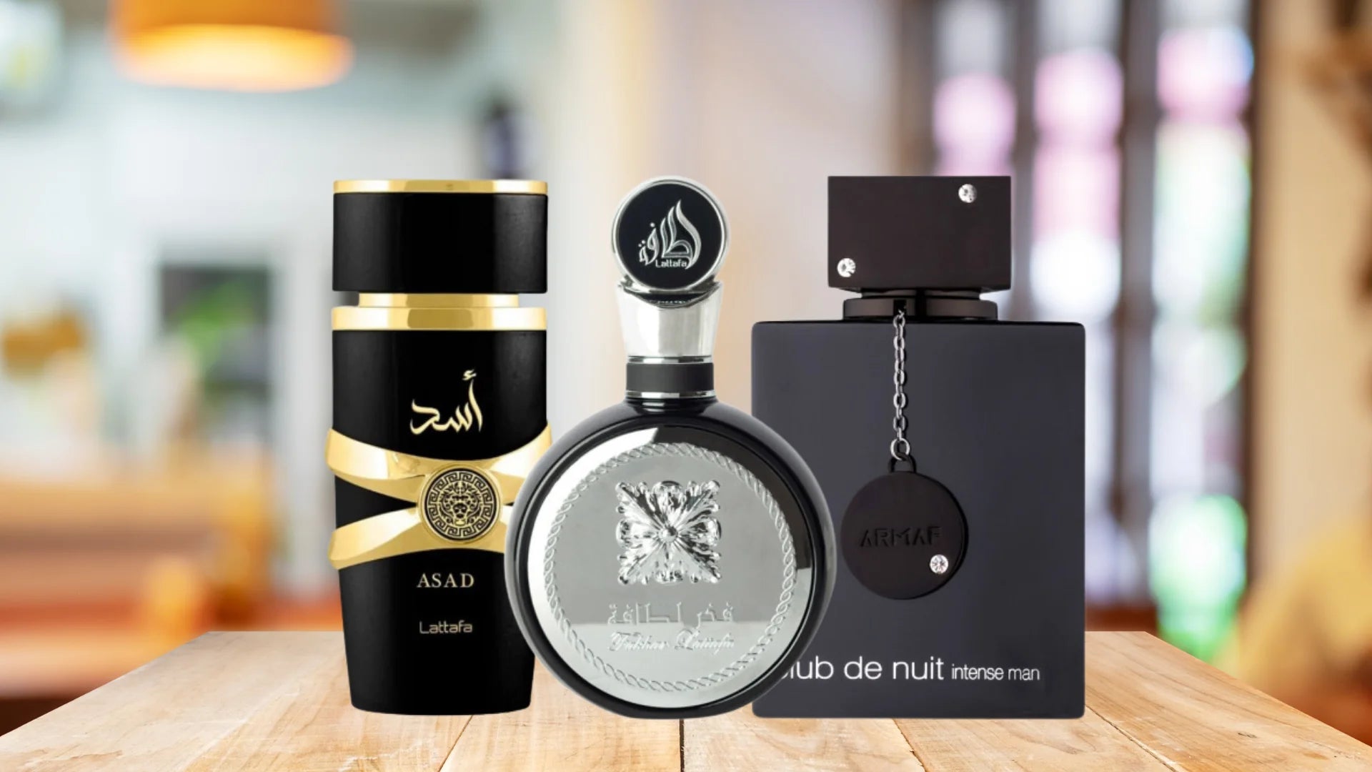 Frascos de perfumes árabes com design luxuoso ao lado de notas olfativas marcantes.